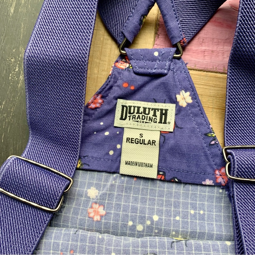NWT Duluth Small Heirloom Gardening Convertible Bib Overalls Indigo Backyard Bug - Picture 7 of 11